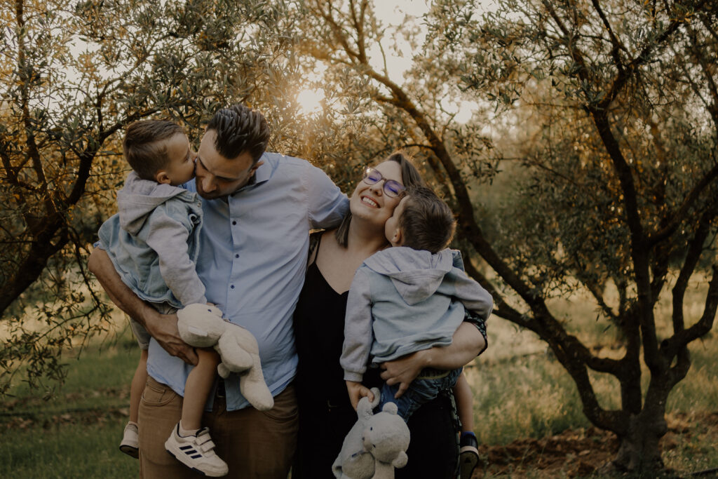 Noélyne Di Muzio photographie photographe de famille maternité mariage couple à cavaillon Avignon salon de Provence pour des séances shootings mariage evjf couple famille bébé nourrisson naissance Provence GOLDEN HOUR