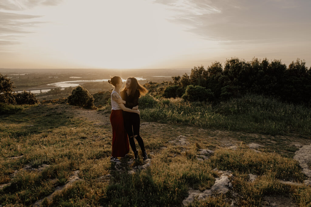 Noélyne Di Muzio photographie photographe de famille maternité mariage couple à cavaillon Avignon salon de Provence pour des séances shootings mariage evjf couple famille bébé nourrisson naissance Provence GOLDEN HOUR lgbtqia+