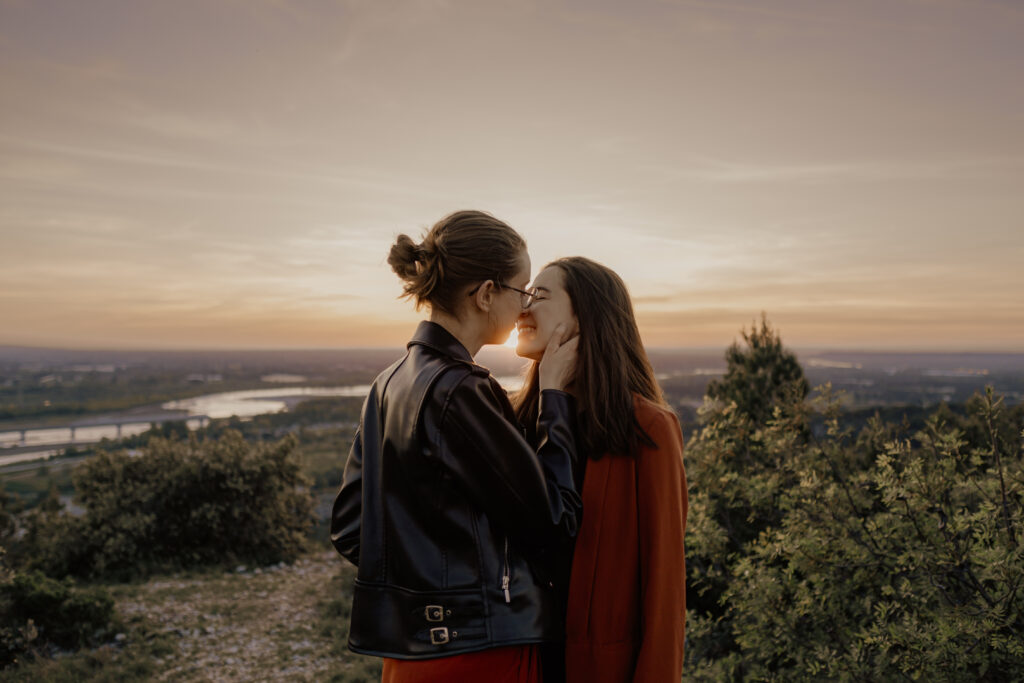 Noélyne Di Muzio photographie photographe de famille maternité mariage couple à cavaillon Avignon salon de Provence pour des séances shootings mariage evjf couple famille bébé nourrisson naissance Provence GOLDEN HOUR lgbtqia+