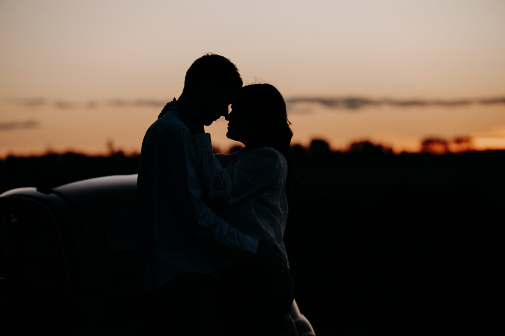 séance save the date à saint rémy de provence pour un couple de futurs mariés en 2027, avec leur fiat 500 de collection - photo prise par Noélyne Di Muzio Photographie