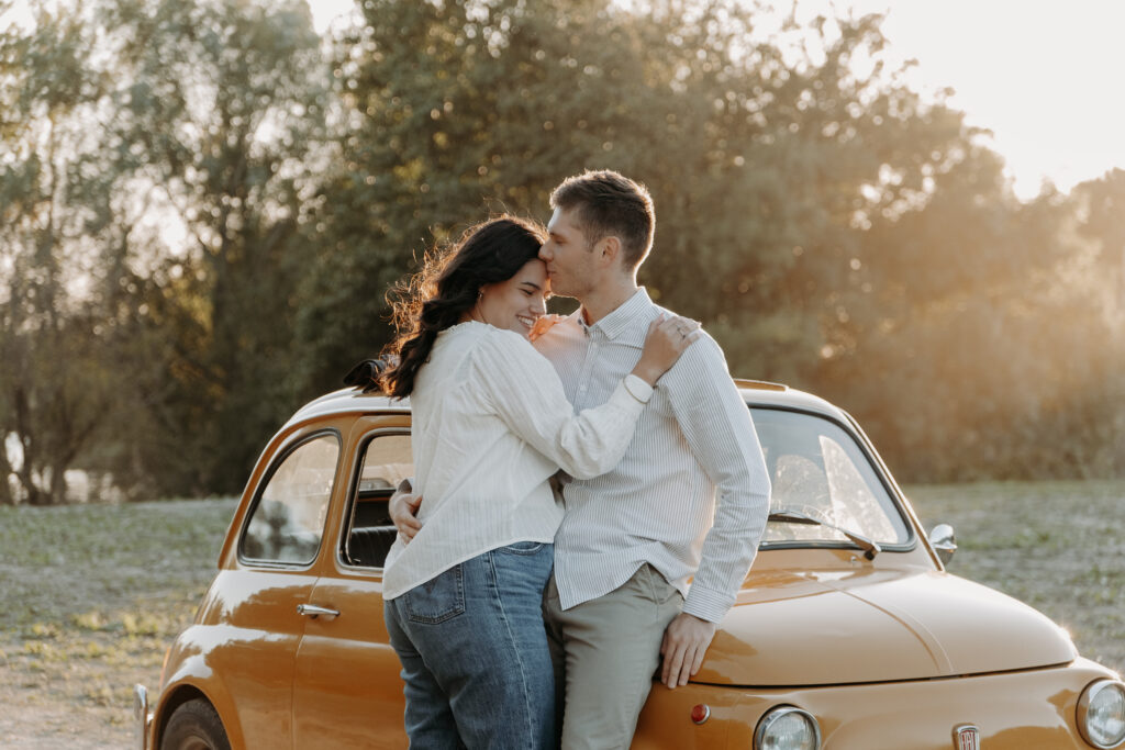 séance save the date à saint rémy de provence pour un couple de futurs mariés en 2027, avec leur fiat 500 de collection - photo prise par Noélyne Di Muzio Photographie