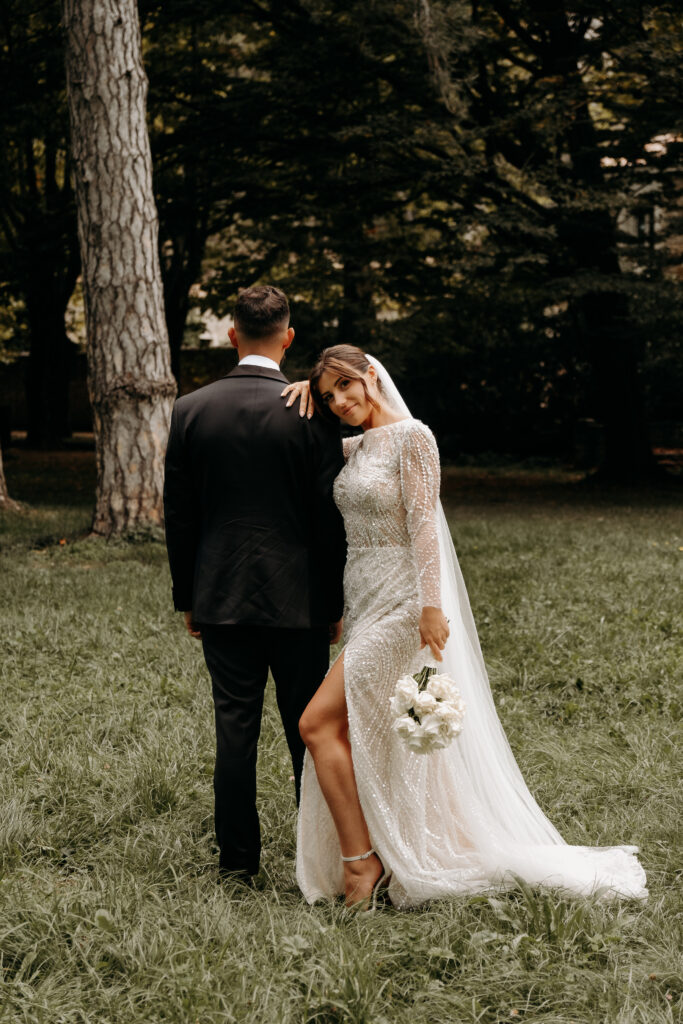Couple de jeune mariés après leur cérémonie laique dans le parc du Domaine du Rocher à Orgon photo prise par Noélyne Di Muzio Photographie