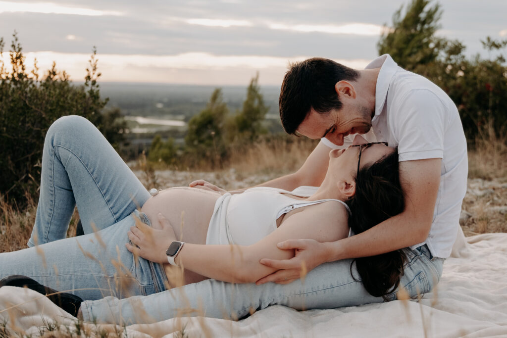 Couple d'amoureux la femme est enceinte dans le Vaucluse à Carpentras