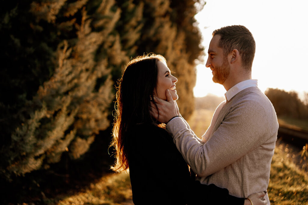 Couple se regardant en souriant, ils se marient prochainement, séance save the date golden hour en décembre dans les Alpilles, photo prise Noélyne Di Muzio Photographie