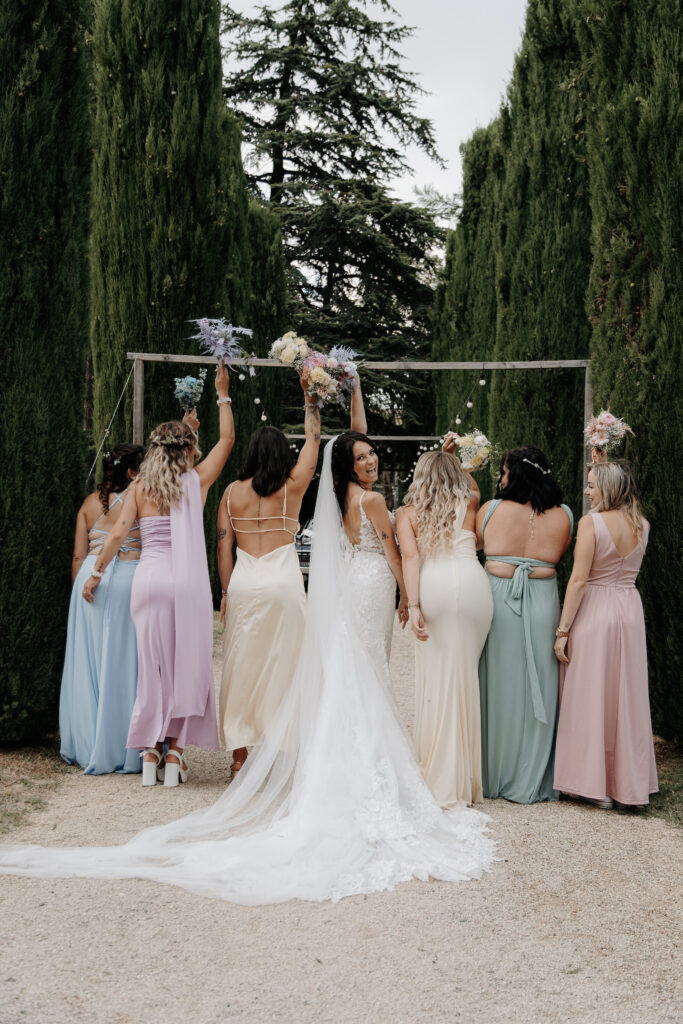 mariée avec ses demoiselles d'honneur lors d'un mariage dans la Drôme, photo de Noélyne Di Muzio Photographie