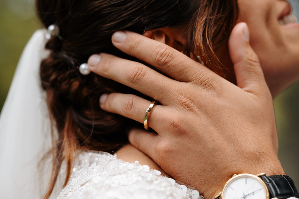 Couple s'embrassant durant leur séance couple dans les bouches du rhone