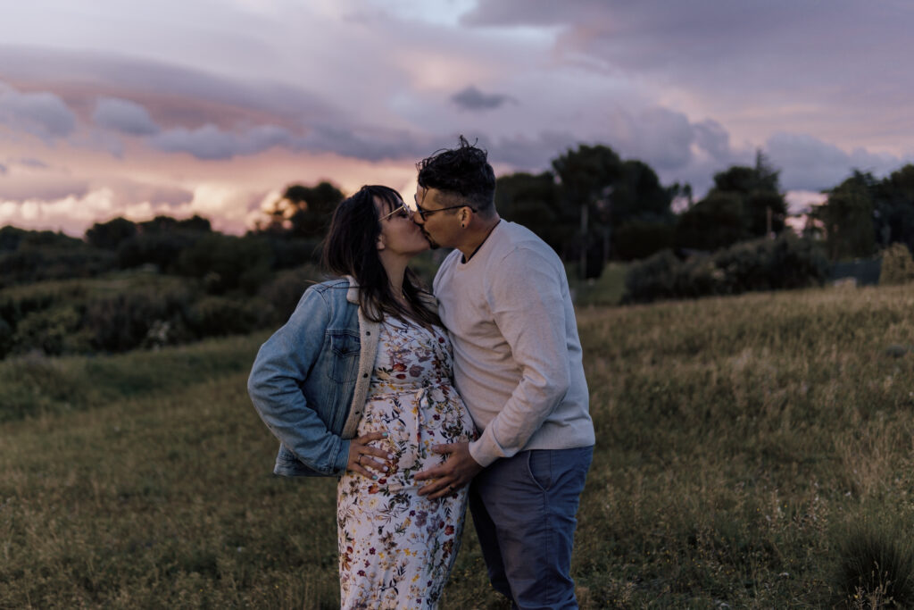 couple d'amoureux dans le vaucluse durant la grossesse