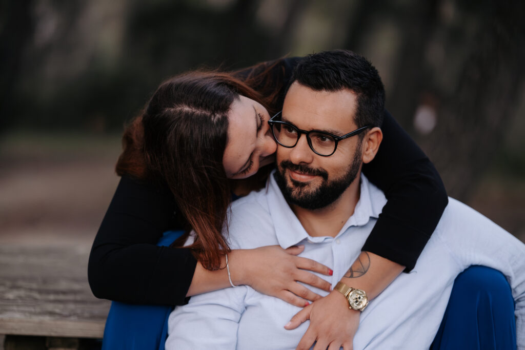 Couple se calinant dans la forêt de Noves dans les Bouhes du Rhône prise pas Noélyne Di Muzio Photographie