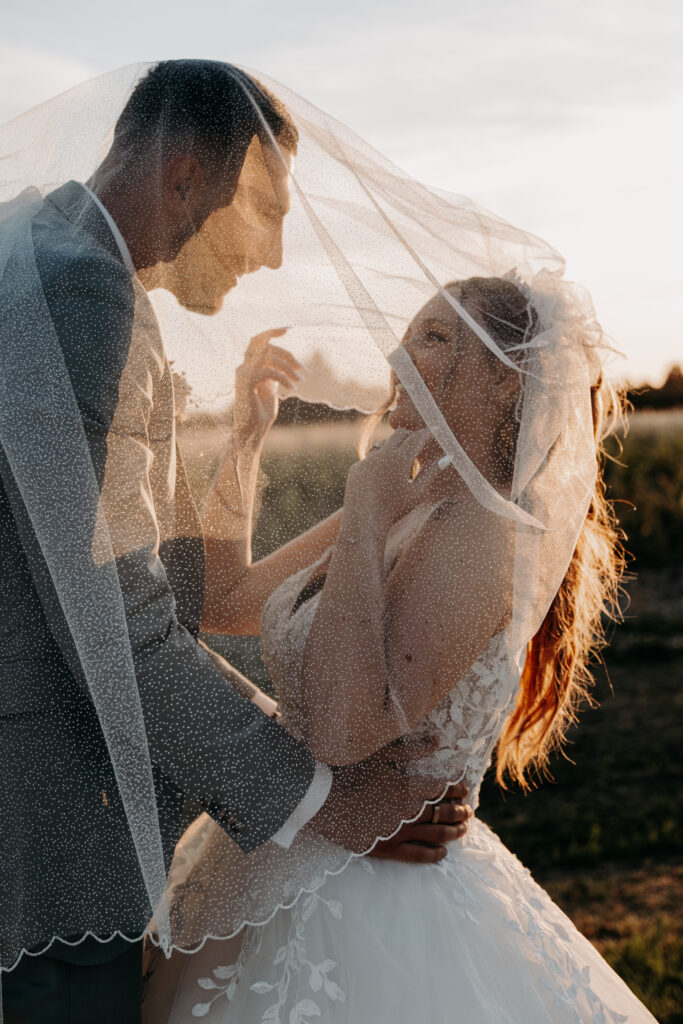Photo de couple venant de se marier, au Domaine du Grand Signe à Sarrains dans le Vaucluse, séance couple durant la golden hour, photo prise par Noélyne Di Muzio Photographie