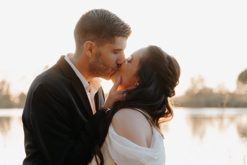 Couple d'amoureux s'embrassant au bord de l'eau a Saint Remy de provence photo prise par Noélyne Di Muzio Photographie