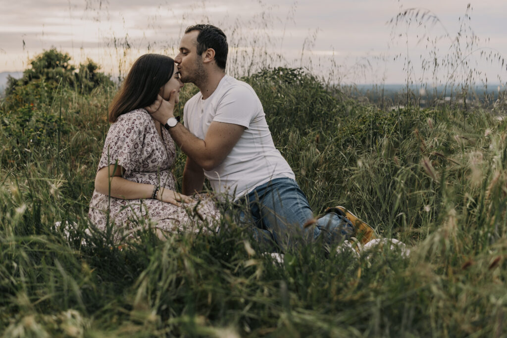 couple d'amoureux dans la nature de provence et vaucluse