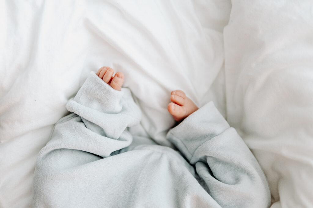 photos de bébé prise lors d'une séance photo niassance à la maternité de Pertuis en Provence près de aix en provence Noélyne Di Muzio Photographie