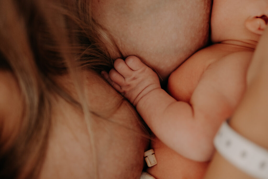 photos de bébé prise lors d'une séance photo niassance à la maternité de Pertuis en Provence près de aix en provence