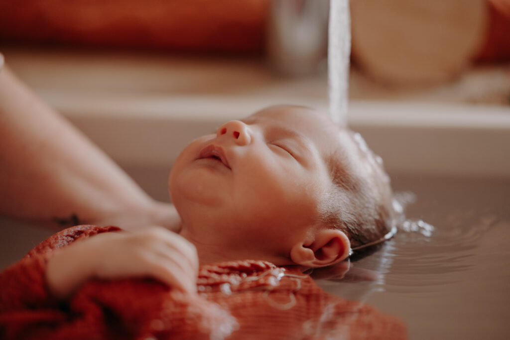 Noélyne Di Muzio Photographie, photographe spécialisée en séances naissance lifestyle en Provence. Reportage photo doux et naturel réalisé dès les premiers jours de bébé à la maternité ou à domicile. Séances naissance disponibles autour de Plan d’Orgon, Cavaillon, Saint-Rémy-de-Provence, Salon-de-Provence, Avignon, Pertuis et dans les Bouches-du-Rhône, le Vaucluse et les Alpilles.