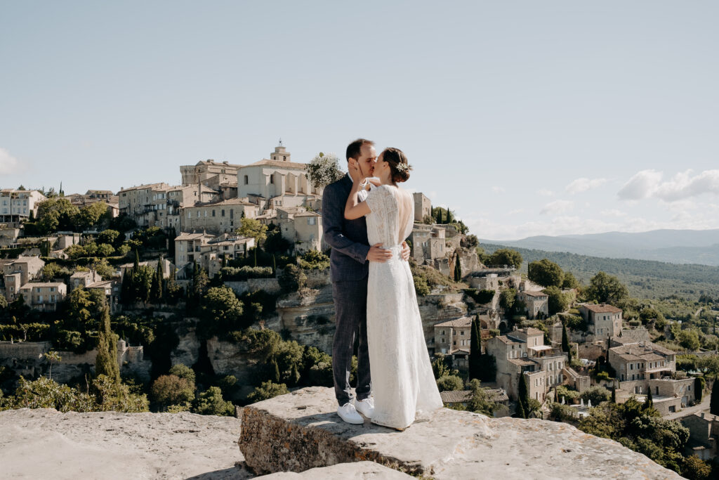 Séance mariage réalisée par Noélyne Di Muzio Photographie en Provence. Échanges de regards, éclats de rire, larmes, détails et instants sincères immortalisés avec douceur autour de Cavaillon, Salon-de-Provence, Avignon et dans toute la Provence.