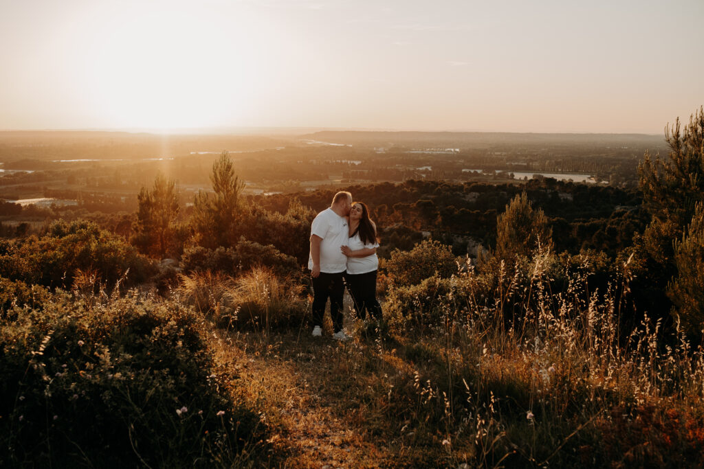 Noélyne Di Muzio Photographie, photographe couple et mariage en Provence. Séances engagement, Save the Date et séances couple naturelles pour raconter votre histoire à travers des images sincères et lumineuses autour de Plan d’Orgon, Cavaillon, Avignon, Saint-Rémy-de-Provence et dans les Alpilles.
