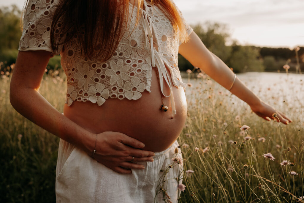 s&eacute;ance photo grossesse golden hour a st remy de provence r&eacute;alis&eacute;e par No&eacute;lyne Di Muzio Photographie