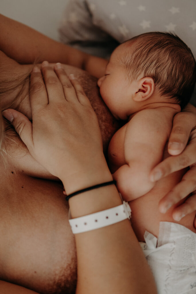 Photo d'allaitement lors d'une S&eacute;ance naissance a la maternit&eacute; de Pertuis r&eacute;alis&eacute;e par No&eacute;lyne Di Muzio Photographie